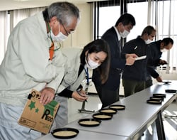 入念に審査を行う審査員ら