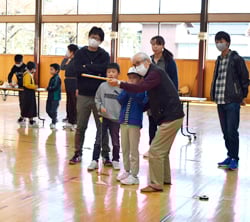 親子で吹き矢を楽しむ参加者ら