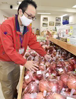 うえまつ農産物直売所でサンふじを並べる神山所長