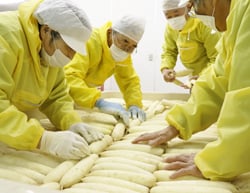 漬け込み作業に励む組合員たち