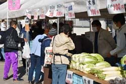 地元農産物を買い求める来場者