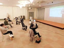 ウェブ会議システムでつないだ講師の質問に答える参加者