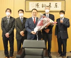 小川市長（中央）と力石花卉部会の役員ら