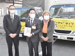目録を受け取った吉沢局長（中央）と斉藤常務（左）と宮沢女性部長