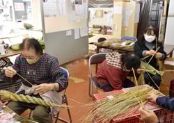 飾りつけメンバー（左）とわらを編むメンバー（右）