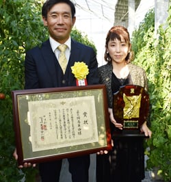 優秀賞を受賞した岡島さん（左）と妻の綾香さん