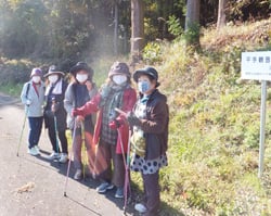 ウオーキングを楽しむ参加者ら