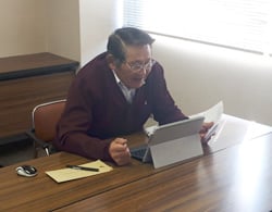 オンラインで学生の質問に答える西澤さん