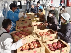 リンゴの選び方など質問を寄せながら購入する客ら