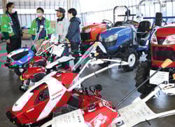 最新農機具などがずらりと並んだ展示会