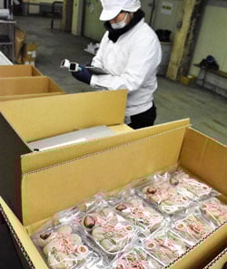 仕上がりを確認しながらの市田柿の格付け作業