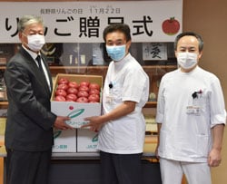 神農組合長が小池院長にリンゴを贈呈