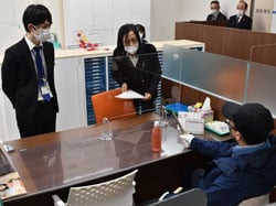 強盗犯の要求に冷静に対応するJA職員