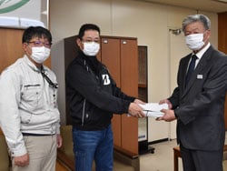 宮﨑淳一部長が神農組合長にアンケート結果を報告（11月27日、長野市篠ノ井）
