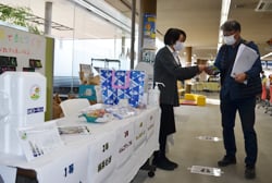 番号を選び賞品を受け取る来所者