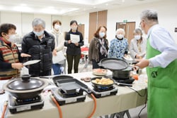 調理方法を学ぶ参加者