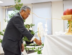 玉串奉奠する御子柴組合長（神前のみマスクを外しています）