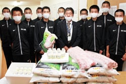 農産物を贈り選手を激励する土屋副組合長（中央右）
