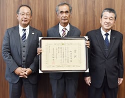 県知事賞受賞をJA役員へ報告する加藤さん（中央）