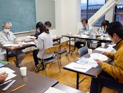 食味を確認する参加者ら