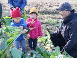 子どもに収穫方法を指導する上條支部長（6日　松本市で）