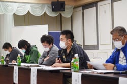JA常勤役員に意見を述べる伊藤部長（右2人目）