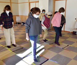ラダーを使った運動を体験する参加者ら