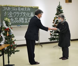 記念品を受け取る受賞者（中央）
