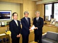 島田村長（中）に復興支援金を手渡す高見澤組合長（右）と佐藤組合長