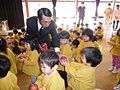 リンゴを受け取る穂波保育園の園児