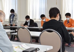 職員から栽培方法などを聞く参加者