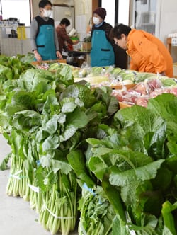 野沢菜セールへ準備を進める会員