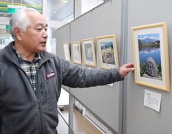 展示した写真の説明を行う丸山さん