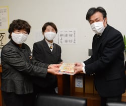 かるたを手渡す磯部支部長（左）と増塩支部長（中）
