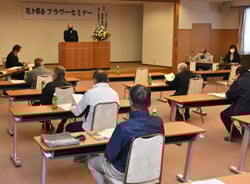 仲間の健闘を称える渡邉花き部会長