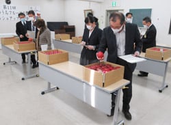 審査会でサンふじの品質を確認する審査員