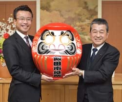 福だるまを手にする寺沢組合長（右）と佐藤市長（左）
