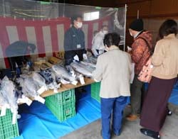 新巻鮭を買い求める家族連れ