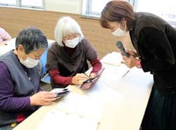 楽しいスマホの使い方を教わる