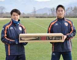 選手が長芋を持ってPR