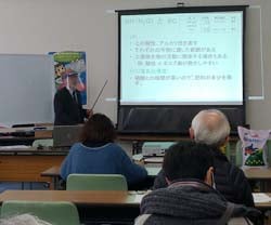 プロジェクターを使って説明する吉田講師