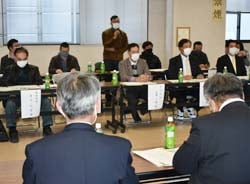 意見、要望を伝える盟友（中央）