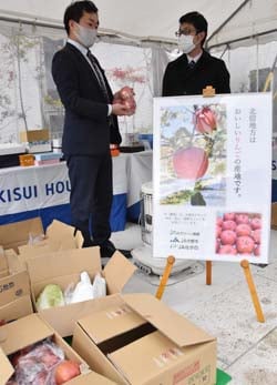 イベントに合わせてローンセンター担当（左）とメーカーが打ち合わせ