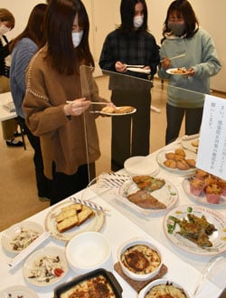 学生が考案したきのこ料理が並ぶ試食会