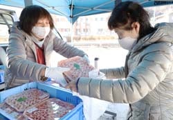 3密を避けて行った地元産の豚肉の配布