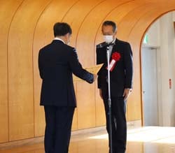 知事賞賞状を授与される澤栁さん
