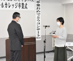 ながのキャンパスの卒業式で答辞を述べる結城さん（右）