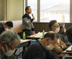 部会員の高齢化による問題点を報告する北澤久男パセリ部会長