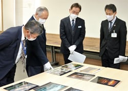 作品を審査する審査員