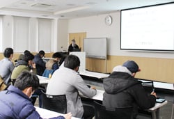 発表を真剣に聴く部員